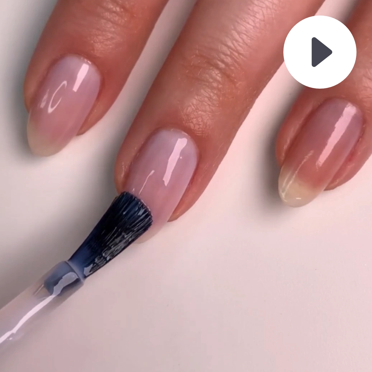 Video LONDONTOWN kur Illuminating Nail Concealer Rozjasňovač nechtov ružový